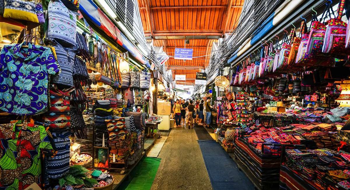 Thưởng thức ẩm thực và mua sắm tại Chợ đêm Chatuchak, Bangkok - Du Lịch  Okela